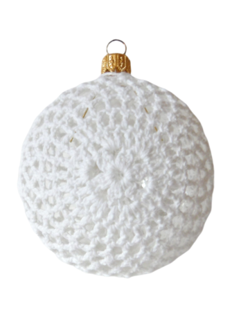 An elegant and delicate decorative element, this 10 cm diameter glass globe covered in hand crocheted white cotton lace adds vintage and sophisticated charm to any room.