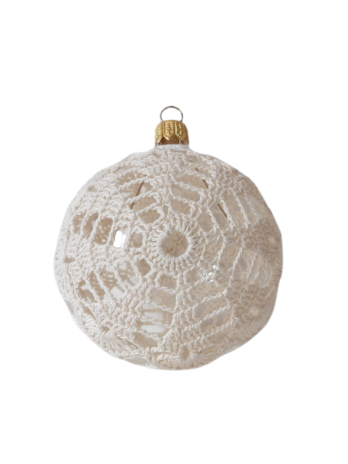 An elegant and delicate decorative element, this 10 cm diameter glass globe covered in hand crocheted ivory cotton lace adds vintage and sophisticated charm to any room.