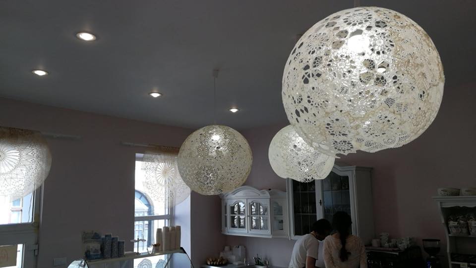 Design interior realizat de designerul Adina Popa la Home Work la cofetaria Friandise din Cluj Napoca cu abajururi din dantela crosetate manual si rigidizate cu rasini de J.S.ArtDesign.