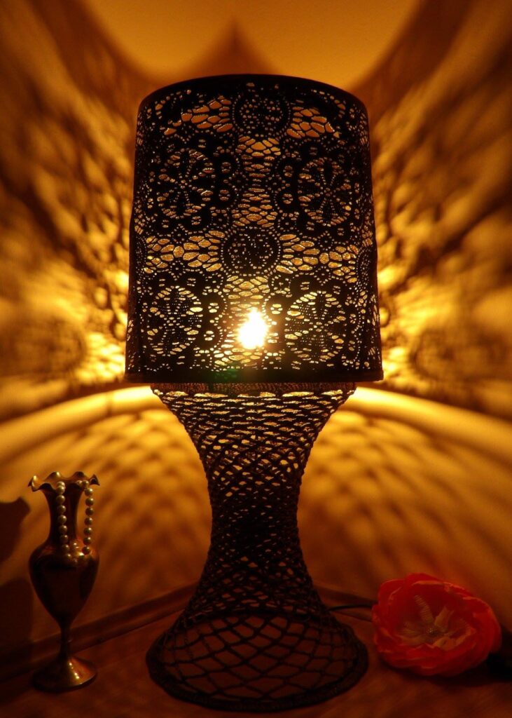 Lampă de podea cu design rustic oriental. Cod produs: LPCP-02 Producator: J.S. ArtDesign. Materiale: dantela rigidizata cu rasini speciale pentru materiale textile. Putere: 1x30 Watt, E14, bec exclus din pret. Tensiune: 220-240V, 50-60 Hz. Culoare: negru cu patină aurie veche. Dimensiuni: diametru: 40 cm, inaltime: 83 cm.