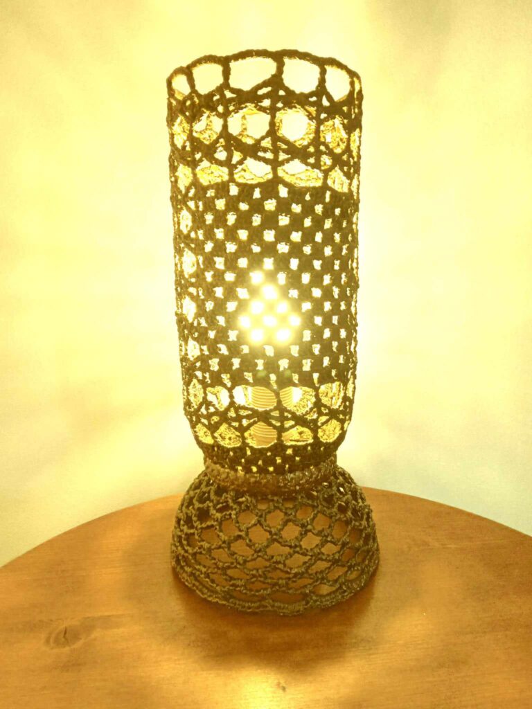 Lampa decorativa de masa cu design rustic oriental. Cod produs: LC-02 Producator: J.S.ArtDesign. Materiale: dantela rigidizata cu rasini speciale pentru materiale textile. Putere: 1x30 Watt, E14, bec exclus din pret. Tensiune: 220-240V, 50-60 Hz. Culoare: verde vechi cu finisaj auriu antic. Dimensiuni: diametru: 14,5 cm, inaltime: 28 cm.