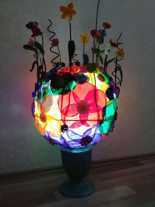 Lampa de podea artistică „Grădina Edenului” este o piesă de excepție, care aduce o atmosferă de basm oricărei încăperi. Este decorat cu flori de matase multicolore si flori crosetate manual, rigidizate cu rasini epoxidice, aducand un aer delicat si elegant. Un amestec subtil de detalii lucrate cu grijă, culori vibrante și design unic transformă această lampă într-o adevărată operă de artă. Adaugă o notă de magie casei tale cu această lampă specială care îți va captiva privirea și va aduce un plus de prospețime și bucurie spațiului tău. Dimensiuni: inaltime = 100 cm, diametru = 50 cm.