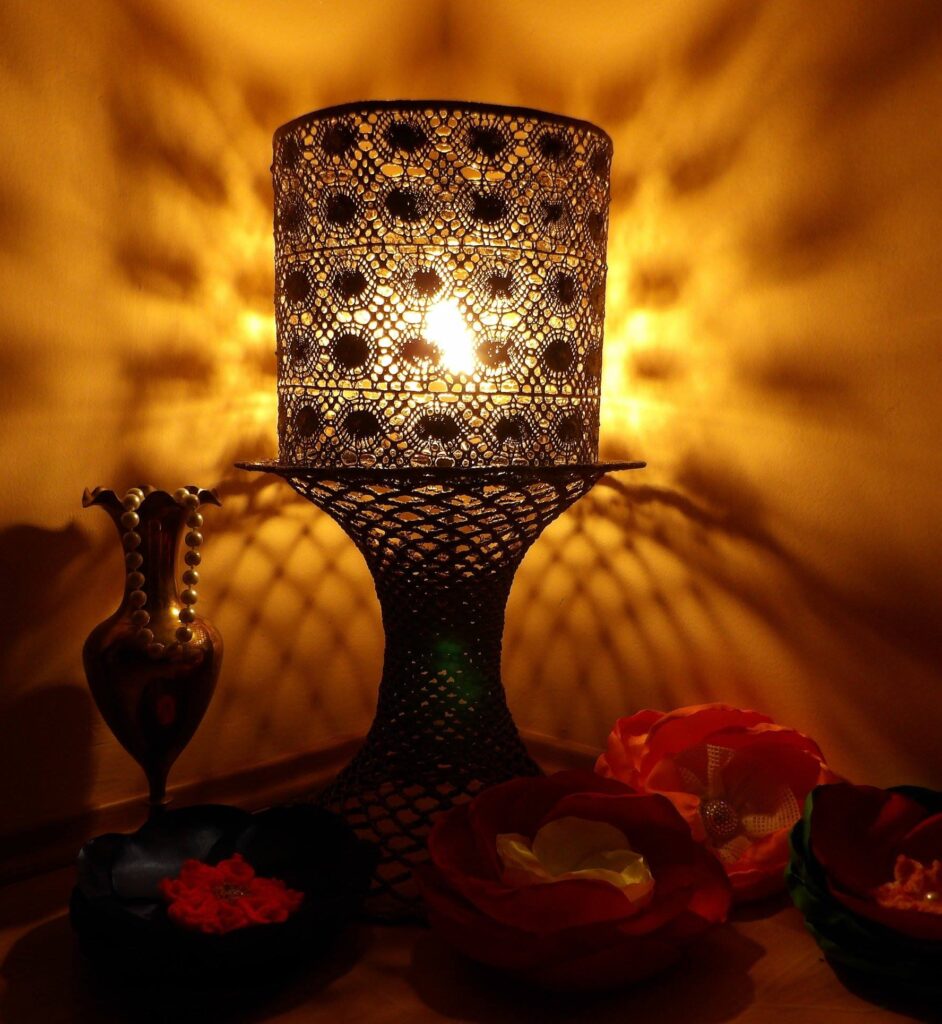 Lampa de podea, design rustic oriental. Cod produs: LPCP-01 Producator: J.S. Materiale ArtDesign: dantela armata cu rasina speciala pentru materiale textile. Putere: 1x30 Watt, E14, bec exclus din pret. Tensiune: 220-240V, 50-60 Hz. Culoare: negru cu finisaj patinat auriu. Dimensiuni: diametru: 32 cm, inaltime: 55 cm.