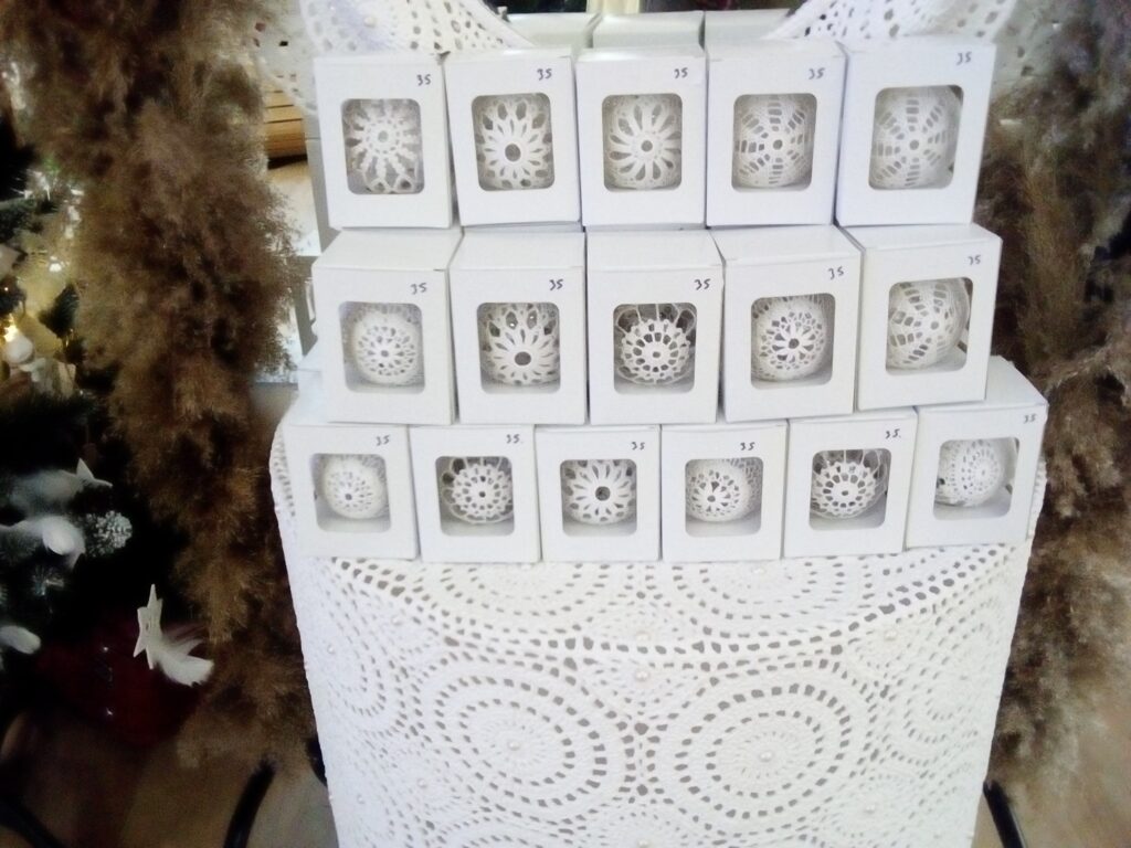 Descoperiți colecția noastră de globuri de sticlă acoperite cu dantelă de bumbac croșetată manual, disponibile în diverse modele de dantelă, care aduc o notă elegantă și sofisticată decorului dumneavoastră de sărbători. Perfecționate cu măiestrie și atenție la detalii, aceste globuri vor adăuga un farmec aparte bradului tău de Crăciun sau oricărui alt colț al casei tale. Alegeți dintr-o varietate de modele de dantelă pentru a vă completa decorul festiv cu o notă de rafinament și frumusețe artizanală.