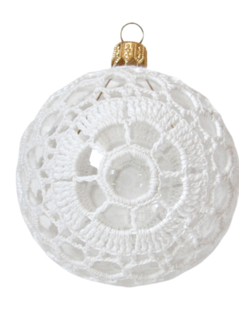 An elegant and delicate decorative element, this 10 cm diameter glass globe covered in hand crocheted white cotton lace with a circular pattern adds vintage and sophisticated charm to any room.