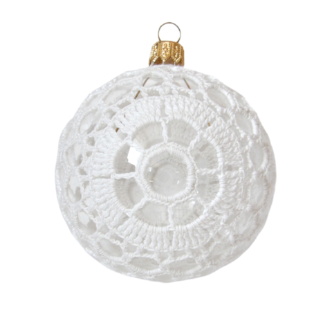 An elegant and delicate decorative element, this 10 cm diameter glass globe covered in hand crocheted white cotton lace with a circular pattern adds vintage and sophisticated charm to any room.