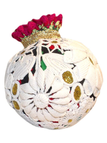 A Christmas globe dressed in a handmade fabric and lace, an elegant and sophisticated choice for decorating the tree or festive space.