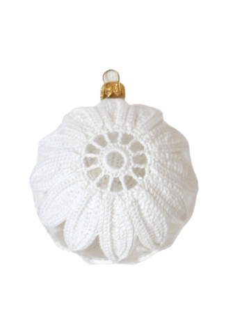 An elegant and delicate decorative element, this 10 cm diameter glass globe covered in hand crocheted white cotton lace with a daisy pattern adds vintage and sophisticated charm to any room.