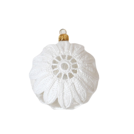 An elegant and delicate decorative element, this 10 cm diameter glass globe covered in hand crocheted white cotton lace with a daisy pattern adds vintage and sophisticated charm to any room.